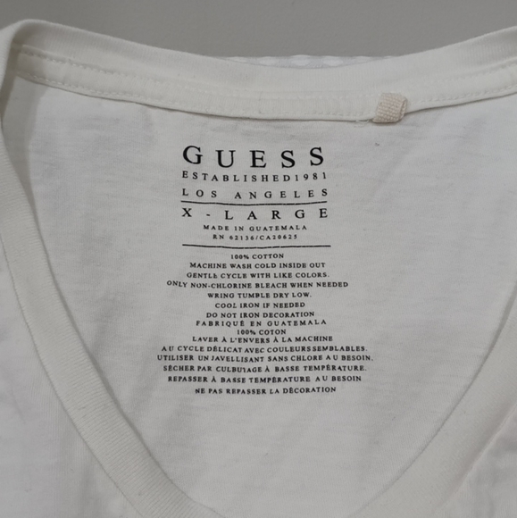 Guess v-neck short sleeve t-shirt. Size XL - Picture 2 of 2